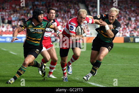 L'Olly Morgan di Gloucester viene affrontato da Shane Geraghty di Northampton durante la partita di Guinness Premiership al Kingsholm Stadium di Gloucester. Foto Stock