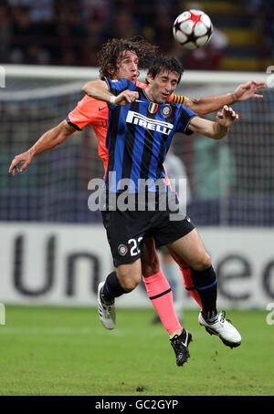 Calcio - UEFA Champions League - Gruppo F - Inter Milan / Barcellona - San Siro. Carles Puyol di Barcellona (a sinistra) e Alberto Diego Milito dell'Inter Milan lottano per la palla. Foto Stock