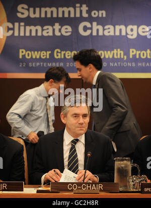 Il primo ministro britannico, Gordon Brown, durante un incontro sui cambiamenti climatici insieme al Segretario per l'ambiente ed Miliband al Summit on Climate Change ospitato dal Sec Gen Ban Ki Moon a New York. Foto Stock