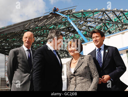 Il primo ministro Gordon Brown ispeziona i progressi compiuti presso il Centro Acquatico del Parco Olimpico di Stratford, a est di Londra, insieme al presidente della Olympic Delivery Authority John Armitt, al ministro olimpico Tessa Jowell e a Lord Coe. Foto Stock