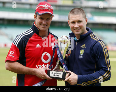 Cricket - terza Internazionale Twenty20 - Australia Nets Session - The Oval. I capitani di Inghilterra e Australia Andrew Strauss (a sinistra) e Michael Clarke posano con il Trofeo durante la sessione di reti all'Oval di Londra. Foto Stock