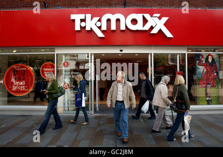 Una vista generale della parte anteriore di un negozio TK Max che ha sostituito Woolworths, 41 High St Worcester, WR1 2QD. Foto Stock