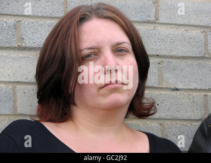 Roxanne Lawrence, madre di Stacey Lawrence, si trova fuori dalla sede centrale della polizia del Northamptonshire, Northampton, dove ha parlato con i media. Foto Stock