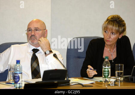 Membri del consiglio di polizia di Sinn Fein Alex Maskey e Martina Anderson alla riunione del consiglio di polizia a Belfast. Foto Stock