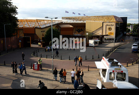 Calcio - Coppa del Carling - secondo turno - Wolverhampton Wanderers / Swindon Town - Molineux. Una veduta generale dello stadio Molineux dall'esterno con furgoni da cucina Foto Stock