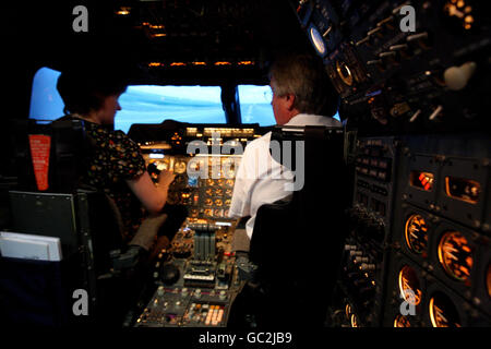 All'interno di un simulatore di volo Concorde alla sua apertura al pubblico al Brooklands Museum, Surrey. Foto Stock