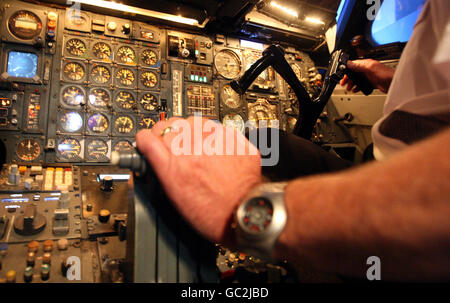 All'interno di un simulatore di volo Concorde alla sua apertura al pubblico al Brooklands Museum, Surrey. Foto Stock