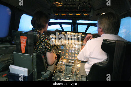 All'interno di un simulatore di volo Concorde alla sua apertura al pubblico al Brooklands Museum, Surrey. Foto Stock