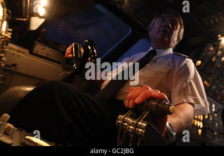 L'ex capitano della British Airways Mike Banister dimostra il simulatore di volo Concorde alla sua apertura al pubblico al Brooklands Museum di Surrey. Foto Stock