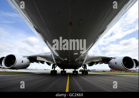 L'aereo di prova MSN1, un Airbus A380 Superjumbo Jet, si trova all'aeroporto di Filton, Bristol, in attesa di partire per Tolouse, Francia, dopo un tour in Europa e nel Regno Unito, dove si stima che un milione di persone si siano rivelate vedere l'aereo. Foto Stock