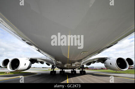 L'aereo di prova MSN1, un Airbus A380 Superjumbo Jet, si trova all'aeroporto di Filton, Bristol, in attesa di partire per Tolouse, Francia, dopo un tour in Europa e nel Regno Unito, dove si stima che un milione di persone si siano rivelate vedere l'aereo. Foto Stock