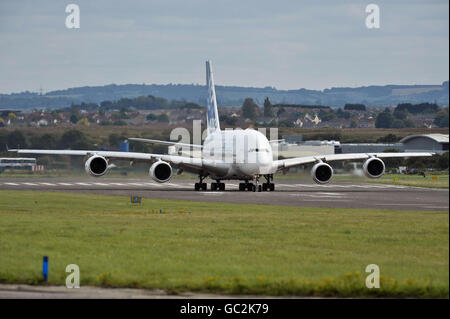 L'aereo di prova MSN1, un Airbus A380 Superjumbo Jet, decollerà dall'aeroporto di Filton, Bristol e partirà per Tolouse, in Francia, dopo un tour in Europa e nel Regno Unito, dove si stima che un milione di persone si siano rivelate a vedere l'aereo. Foto Stock