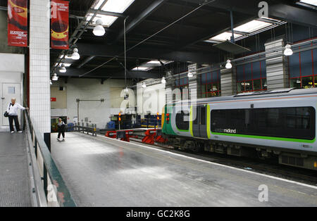 London Midland Trains annullato. Un treno London Midland è inattivo su una piattaforma ferroviaria alla stazione di Euston a Londra. Foto Stock