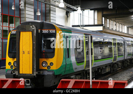 Un treno del Midland di Londra è inattivo su una piattaforma ferroviaria alla stazione di Euston a Londra. Foto Stock