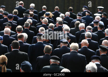 Il servizio commemorativo e la riunione della Merchant Navy Association per celebrare il settantesimo anniversario dello scoppio della seconda guerra mondiale al Merchant Navy Memorial, Trinity Square Gardens, Tower Hill a Londra. Foto Stock