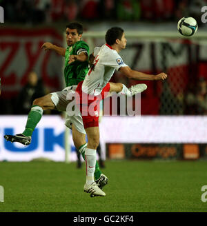 Il capitano dell'Irlanda del Nord Aaron Hughes vince la testa battendo Tomasz Jodlowiec in Polonia durante la partita di qualificazione europea della Coppa del mondo allo Stadio Slaski di Chorzow, Polonia. Foto Stock