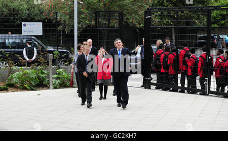 Il primo Ministro Gordon Brown, proprio durante una visita alla City Academy di Hackney, a est di Londra, per lanciare ufficialmente la 200esima Academy School. Foto Stock