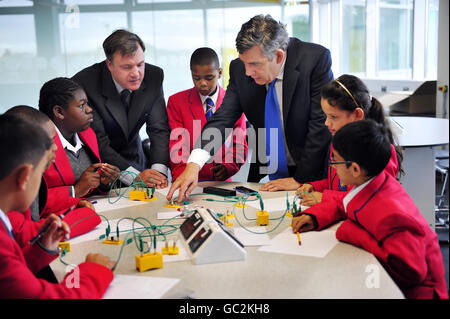 Il primo ministro Gordon Brown, segretario di destra e delle scuole ed Balls, ha lasciato parlare agli alunni durante una lezione di scienza durante una visita alla City Academy di Hackney, a est di Londra, mentre hanno ufficialmente lanciato la 200a Academy School. Foto Stock