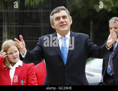 Il primo Ministro Gordon Brown arriva per una visita alla City Academy di Hackney, nella zona est di Londra, per lanciare ufficialmente la 200esima Academy School. Foto Stock