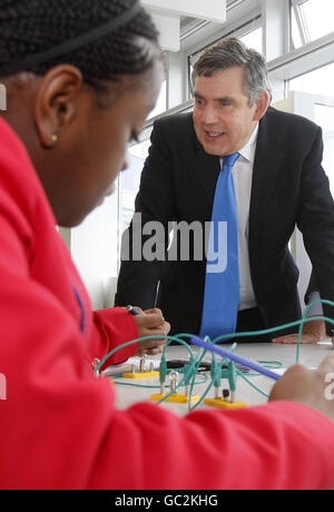 Il primo ministro Gordon Brown incontra gli studenti in una classe scientifica durante una visita alla City Academy di Hackney, a est di Londra, per lanciare ufficialmente la 200esima Academy School. Foto Stock