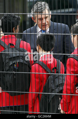 Il primo Ministro Gordon Brown durante una visita alla City Academy di Hackney, a est di Londra, per lanciare ufficialmente la 200esima Academy School. Foto Stock