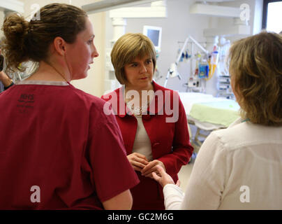 Nicola Sturgeon, Segretario della Salute scozzese, con personale ospedaliero durante una visita all'unità di terapia intensiva dell'Infermeria reale di Stirling. Il programma per la sicurezza dei pazienti, lanciato cinque mesi fa, mira a migliorare gli standard ospedalieri. Foto Stock