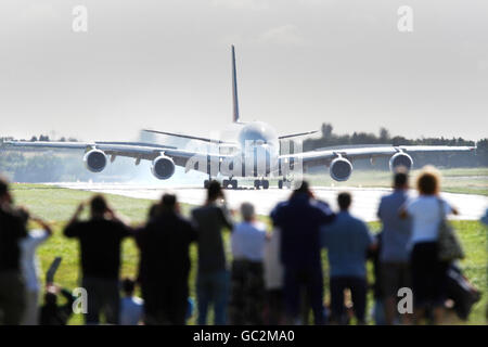 Un Emirates Airbus A380, il più grande aereo di linea del mondo, tocca giù all'aeroporto internazionale di Birmingham per contrassegnare l'estensione del terminale internazionale dell'aeroporto. Foto Stock