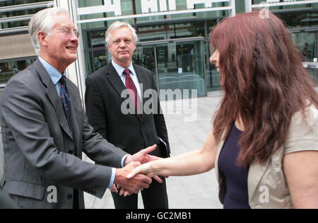 Janis Sharp, madre di Gary McKinnon, scrolla le mani con l'ex ministro laburista Michael Meacher dopo aver incontrato il segretario di casa Alan Johnson e lo ha esortato a non estradare l'hacker informatico negli Stati Uniti. Foto Stock