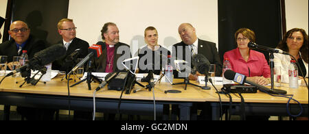 (Da sinistra) John Weatherby, Peter Weatherby, il vescovo James Jones Michael Shields Joe Anderson, Louise Ellman e Arlene McCarthy durante una conferenza stampa tenuta presso il Liverpool Echo and Daily Post Newspaper Offices dopo che il fan di Liverpool è stato rilasciato dalla prigione per un perdono reale. Foto Stock