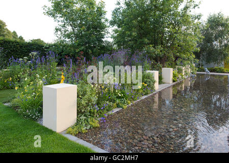 Una grande fontana, erbaceo frontiere e sculture del cane in cani fiducia: una vita i cani in mostra categoria giardino Foto Stock