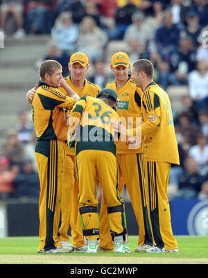 L'australiano James Hauges (a sinistra) si congratula dopo aver preso il wicket di Luke Wright in Inghilterra durante la NatWest Series Third One Day International al Rose Bowl, Southampton. Foto Stock