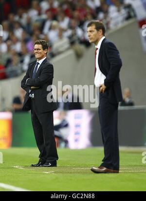 Calcio - Coppa del mondo FIFA 2010 - turno di qualificazione - Gruppo sei - Inghilterra / Croazia - Stadio di Wembley. Il manager inglese Fabio Capello (a sinistra) e il manager croato Slaven Bilic guardano l'azione dalla linea di contatto. Foto Stock