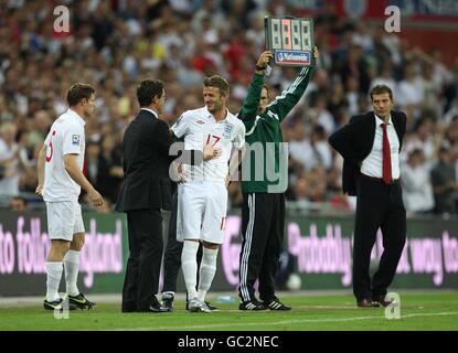 Il manager della Croazia Slaven Bilic (a destra) guarda come il manager inglese Fabio Capello (seconda a sinistra) chiacchiera con David Beckham prima di essere sostituito Foto Stock