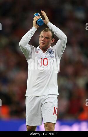 Wayne Rooney in Inghilterra applaude i fan di casa dopo la finale fischio Foto Stock