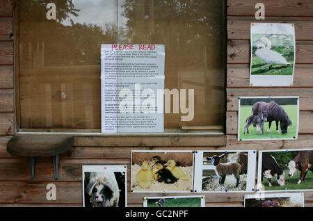 Un cartello all'ingresso della Godstone Farm a Godstone, Surrey, che rimane chiuso dopo uno scoppio di e Coli. Foto Stock