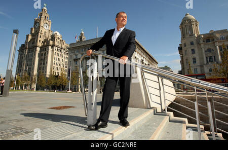 IL Segretario Generale DEL TUC Brendan Barber durante una fotocellula al Pier Head di Liverpool, in vista dell'inizio del Congresso TUC di quest'anno che inizia domani al BT Convention Center in città. Foto Stock