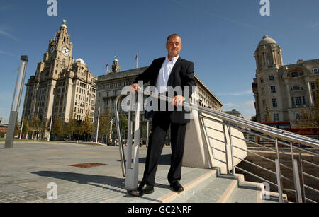 IL Segretario Generale DEL TUC Brendan Barber durante una fotocellula al Pier Head di Liverpool, in vista dell'inizio del Congresso TUC di quest'anno che inizia domani al BT Convention Center in città. Foto Stock