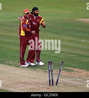 Nicky Boje (l) di Northamptonshire Steelbacks si congratula con Monty Panesar per il Wicket di Surrey Brown Caps' Matthew Spriegel Foto Stock