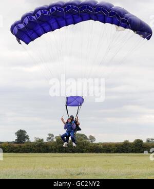 Lisa Snowdon carità Parachute Jump Foto Stock