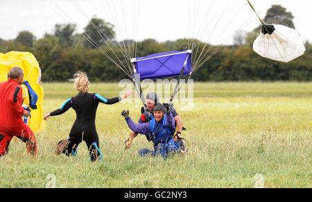 Lisa Snowdon carità Parachute Jump Foto Stock