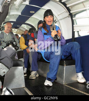 Lisa Snowdon carità Parachute Jump Foto Stock