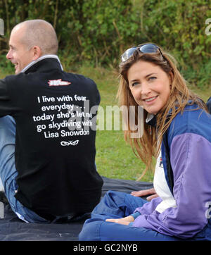 Lisa Snowdon carità Parachute Jump Foto Stock