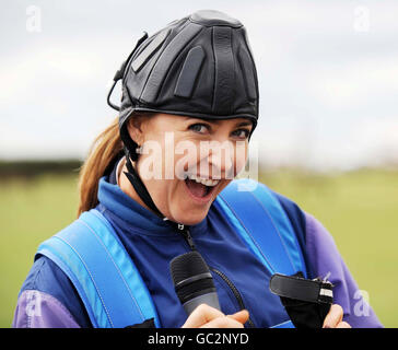 Lisa Snowdon atterra a Hinton, Northamptonshire, dopo un salto in paracadute in aiuto di Shooting Star Children's Hospice e Capital's Help A London Child Charities. Foto Stock