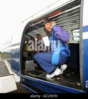 Lisa Snowdon si prepara a fare un salto paracadute sopra Hinton, Northamptonshire, in aiuto di Shooting Star Children's Hospice e Capital's Help A London Child Charities. Foto Stock