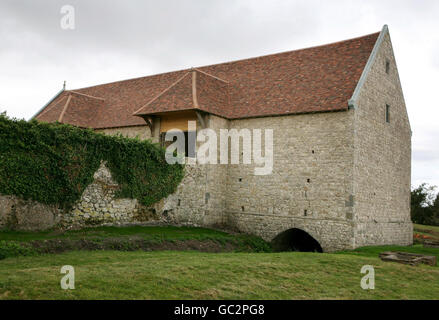 Una vista generale di un fienile elisabettiano con un raro tetto a trave di martello, costruito nei terreni del Castello di Westenhanger vicino a Hythe in Kent, dopo un esteso progetto di restauro. Foto Stock