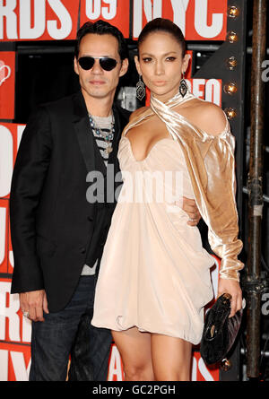 Marc Anthony e Jennifer Lopez arrivano al MTV Video Music Awards 2009, che si tiene alla radio City Music Hall di New York City, NY, USA. Foto Stock