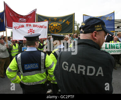 La polizia in attrezzatura da sommossa allontana gli agricoltori arrabbiati dall'Hudson Bay Hotel di Athlone dopo che hanno attraversato le barriere nel tentativo di raggiungere il ministro delle finanze Brian Lenihan sulla sua strada nel Fianna Fail party 'Think in' che si tiene lì. Foto Stock