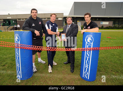 Tim Visser e Jim Hamilton di Edinburgh Rugby si posano con Gavin Hamilton di Currie e Clint Lanyon mentre mostrano la loro targa scozzese Widows Bank Rugby Champions Scheme durante il lancio del nuovo campo di rugby alla Currie High School di Edimburgo. Foto Stock