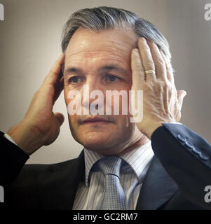 Calcio - George Burley Scool Visita - Castle Head High School. Il direttore scozzese George Burley durante una visita alla Castlehead High School di Paisley. Foto Stock