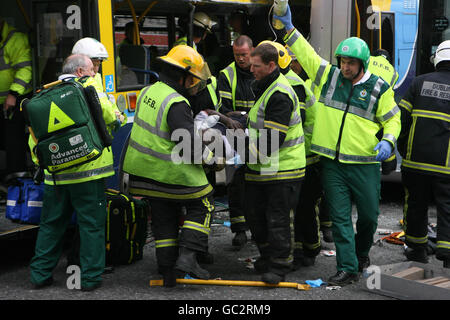 I servizi di emergenza salvano il conducente di un tram dalla scena di un incidente tra un autobus e un tram Luas sulla o'Connell Street di Dublino. Foto Stock